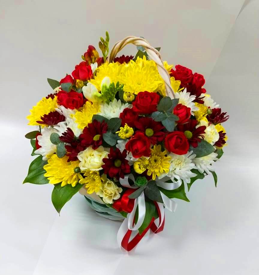 Цветочная композиция из Хризантемы и Розы в корзине в Митькино