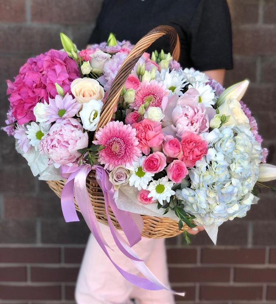Цветочная композиция из Розы, Хризантемы, Пионы и Лизиантусы в корзине в Митькино