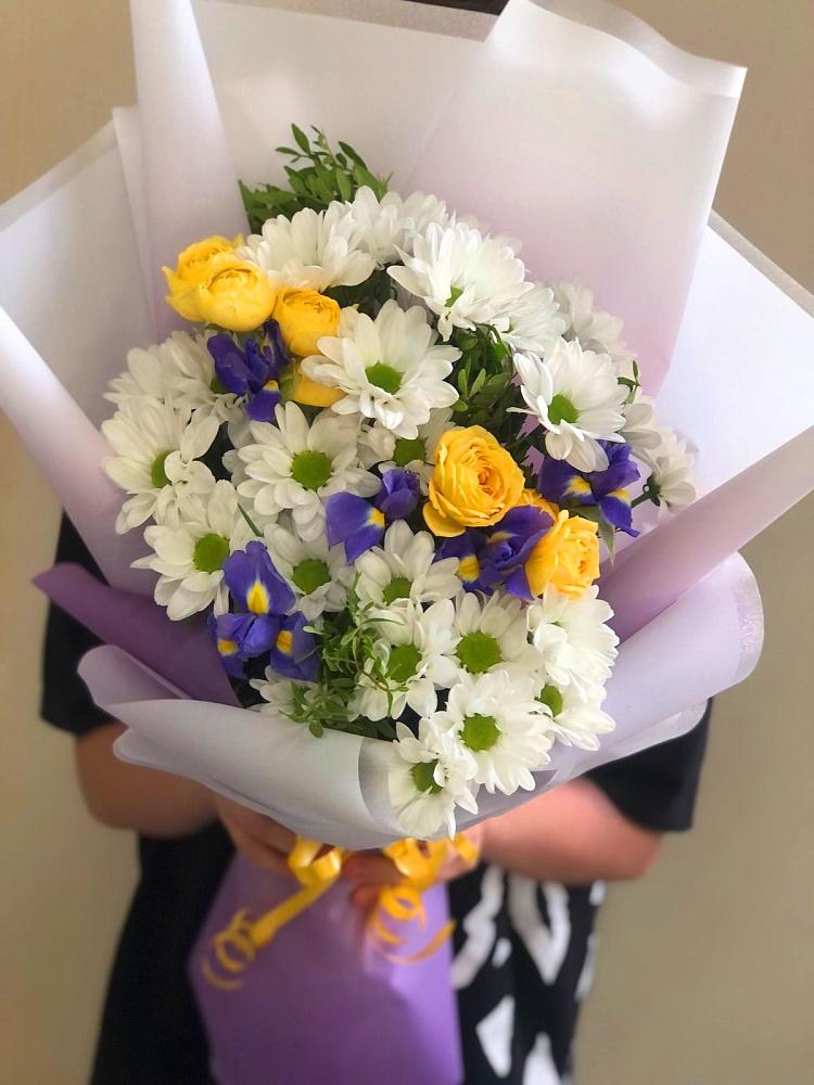Букет цветов из: Ирисы, Хризантемы и Розы в Митькино