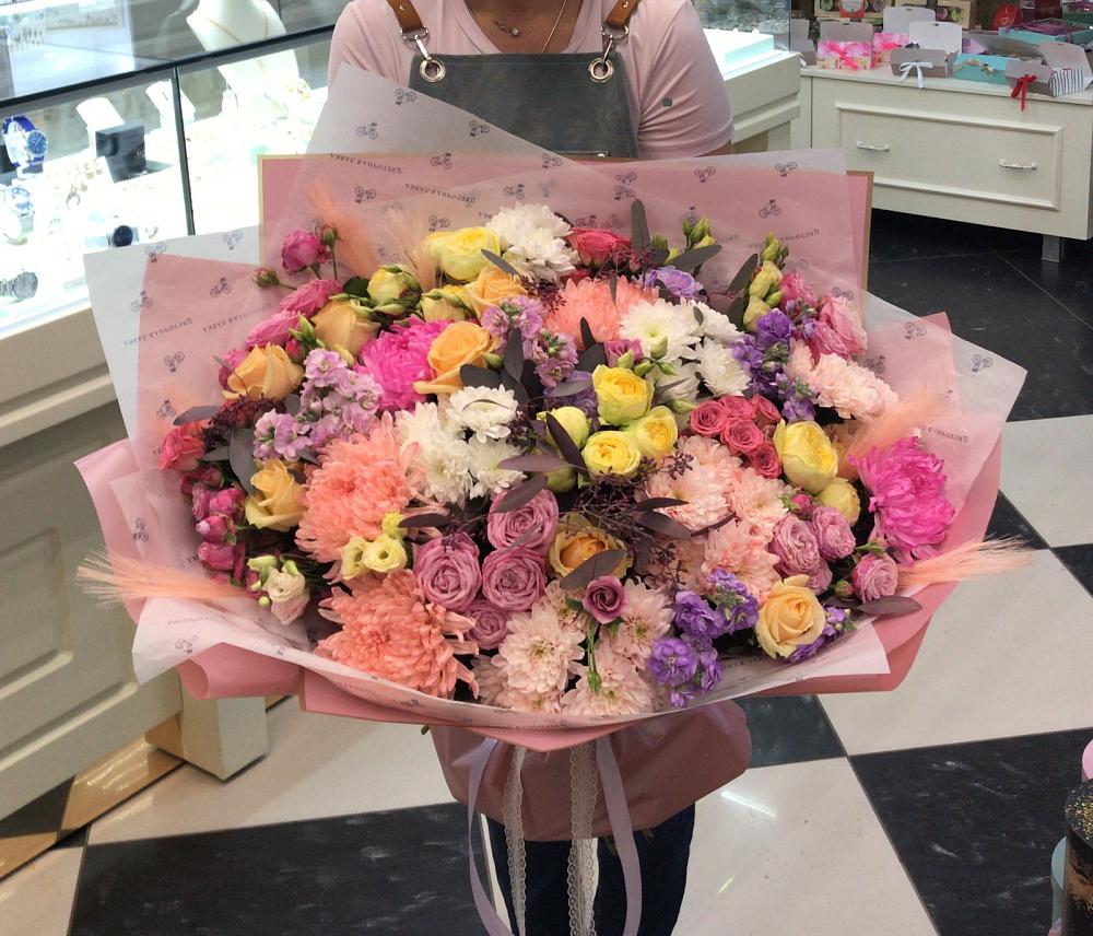 Букет цветов из: Розы, Хризантемы и Лизиантусы в Митькино