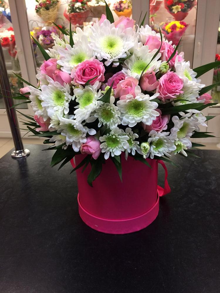 Цветочная композиция из Розы и Хризантемы в шляпной коробке в Митькино