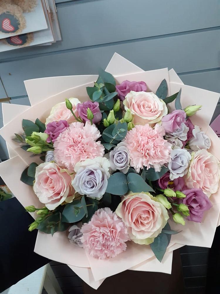 Букет цветов из: Розы, Гвоздики и Лизиантусы в Митькино